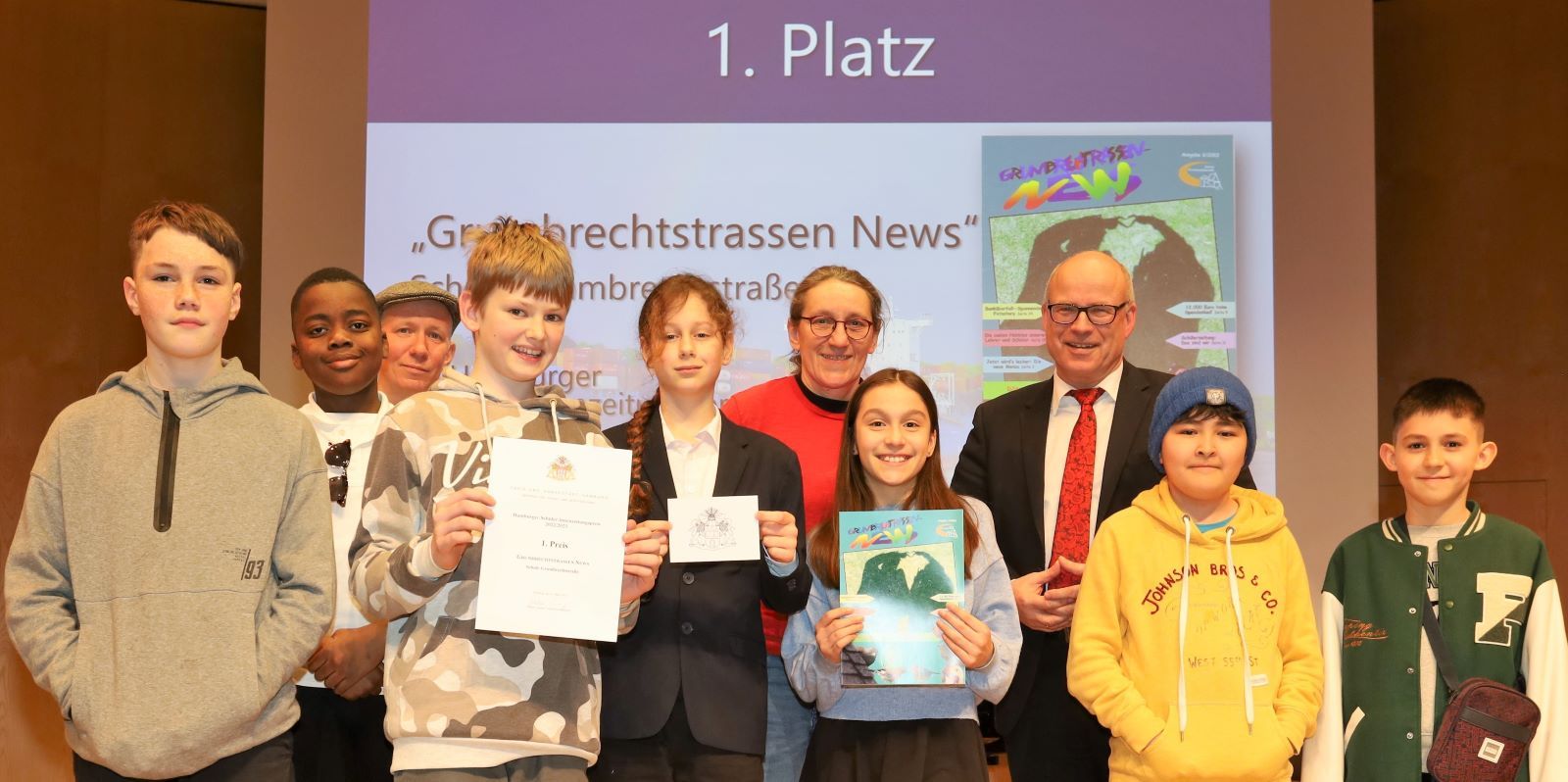 Das Redaktionsteam der Grumbrechtstraßen News wird von Schulsenator Ties Rabe ausgezeichnet. Foto: Christian Bittcher