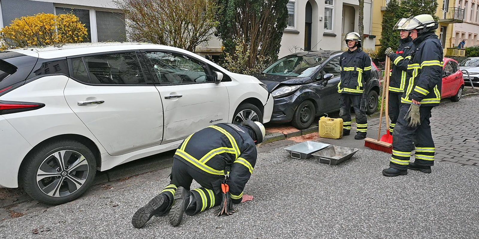 Feuerwehrleute an der Unfallstelle in Heimfeld: Foto: Lenthe-Medien