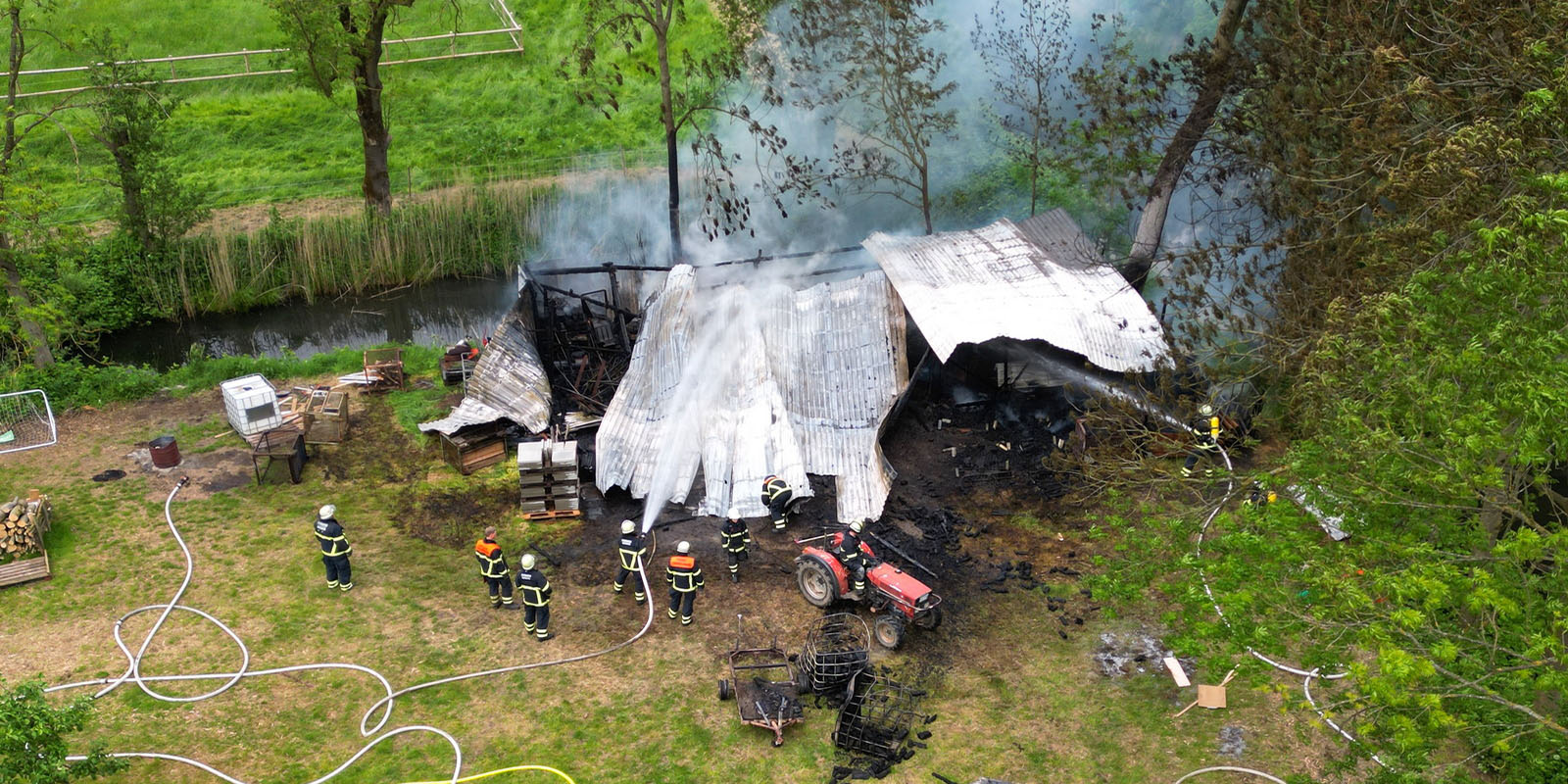 Schuppen brannte auf einer Weide am Moorburger Elbdeich