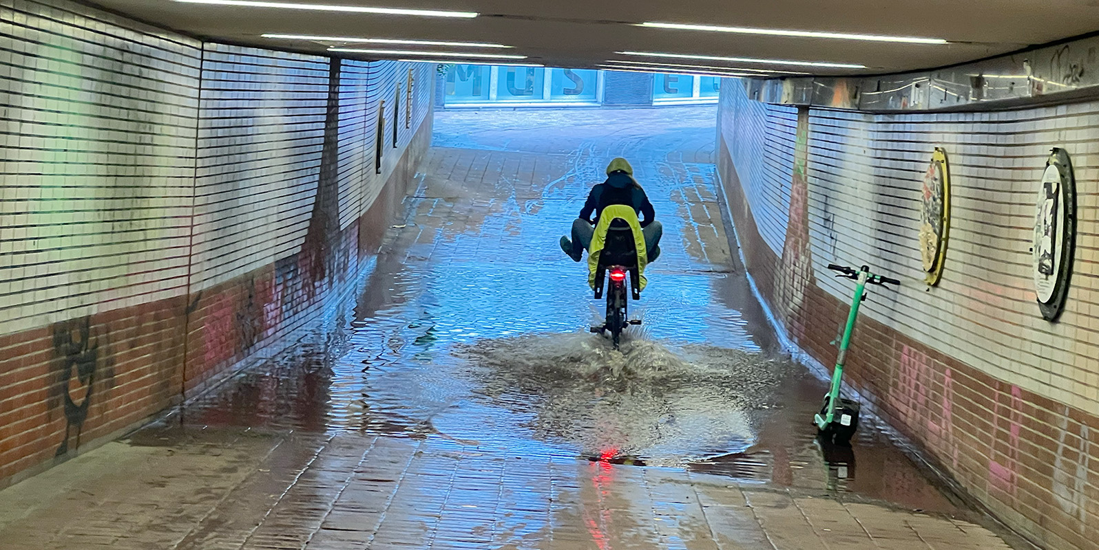 Ein Radfahrer fährt mit Schwung durch den überfluteten Teil des Tunnels. Foto: zv