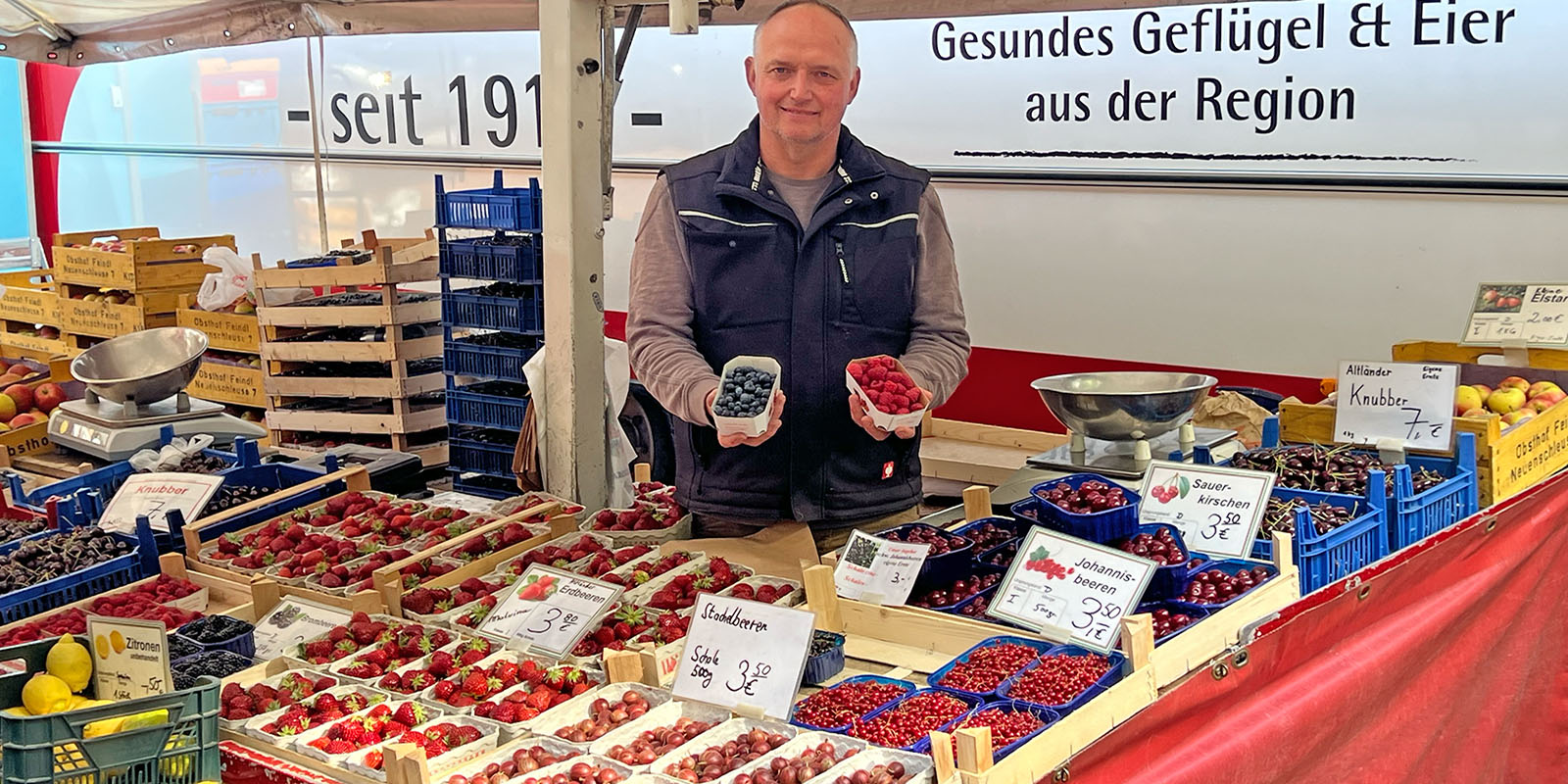 Verschiedene Beeren gibt es, wie hier bei Dirk am Stand, auf dem Harburger Wochenmarkt. Foto: zv