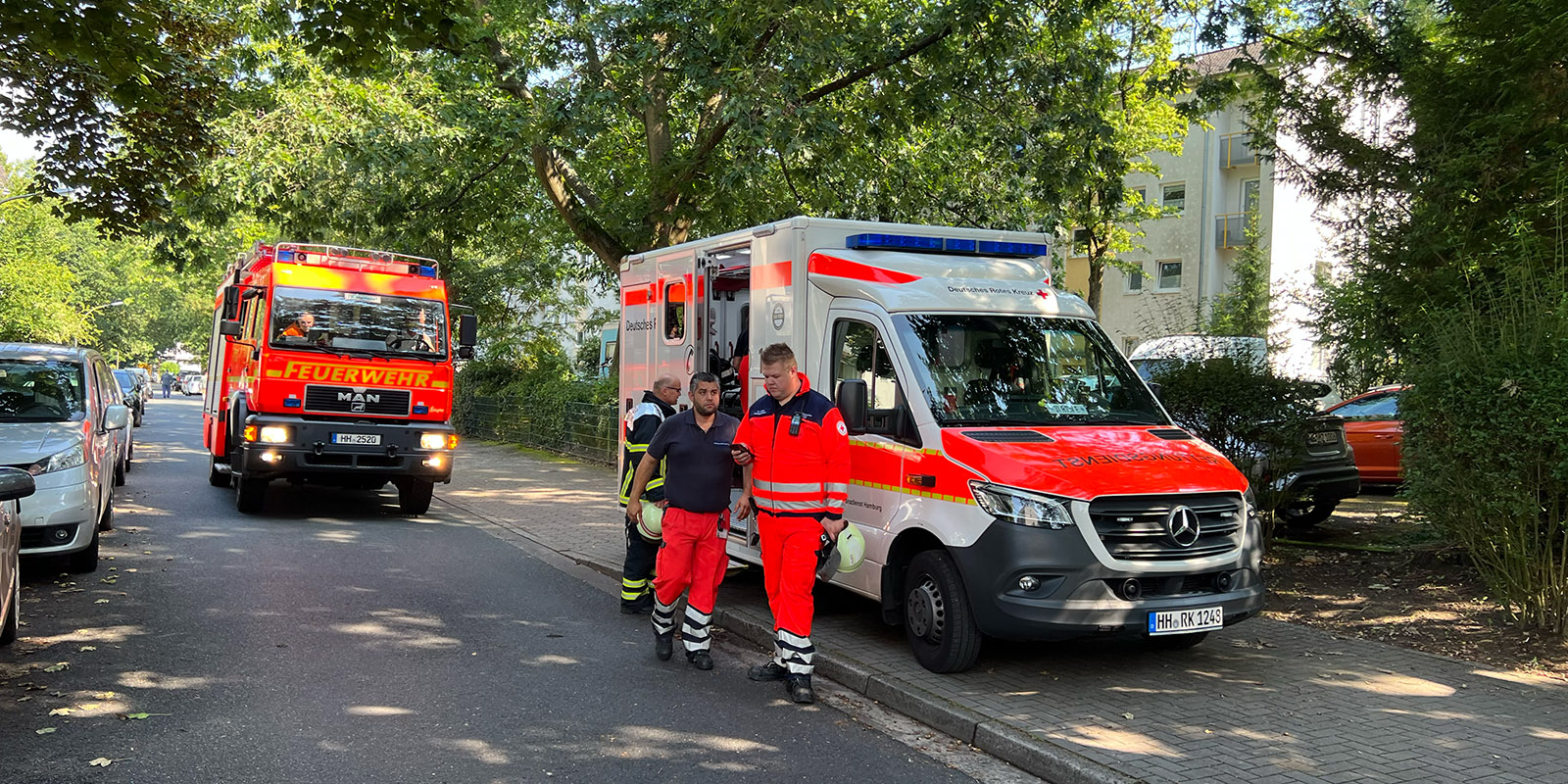 Rettungskräfte am Freitag in der Lühmannstraße. Foto: zv
