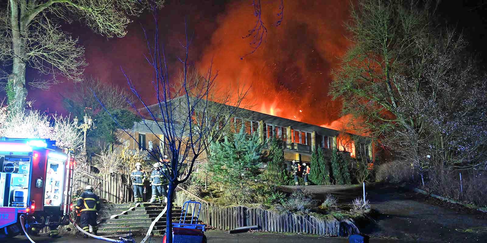 Einsatzkräfte der Feuerwehr am brennenden Hotel. Foto: Lehnte-Medien