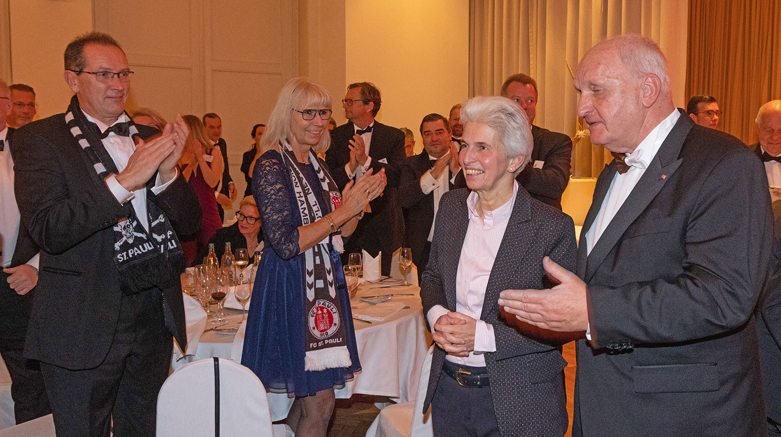 Stehender Applaus für Marie-Agnes Strack-Zimmermann. Foto: zv