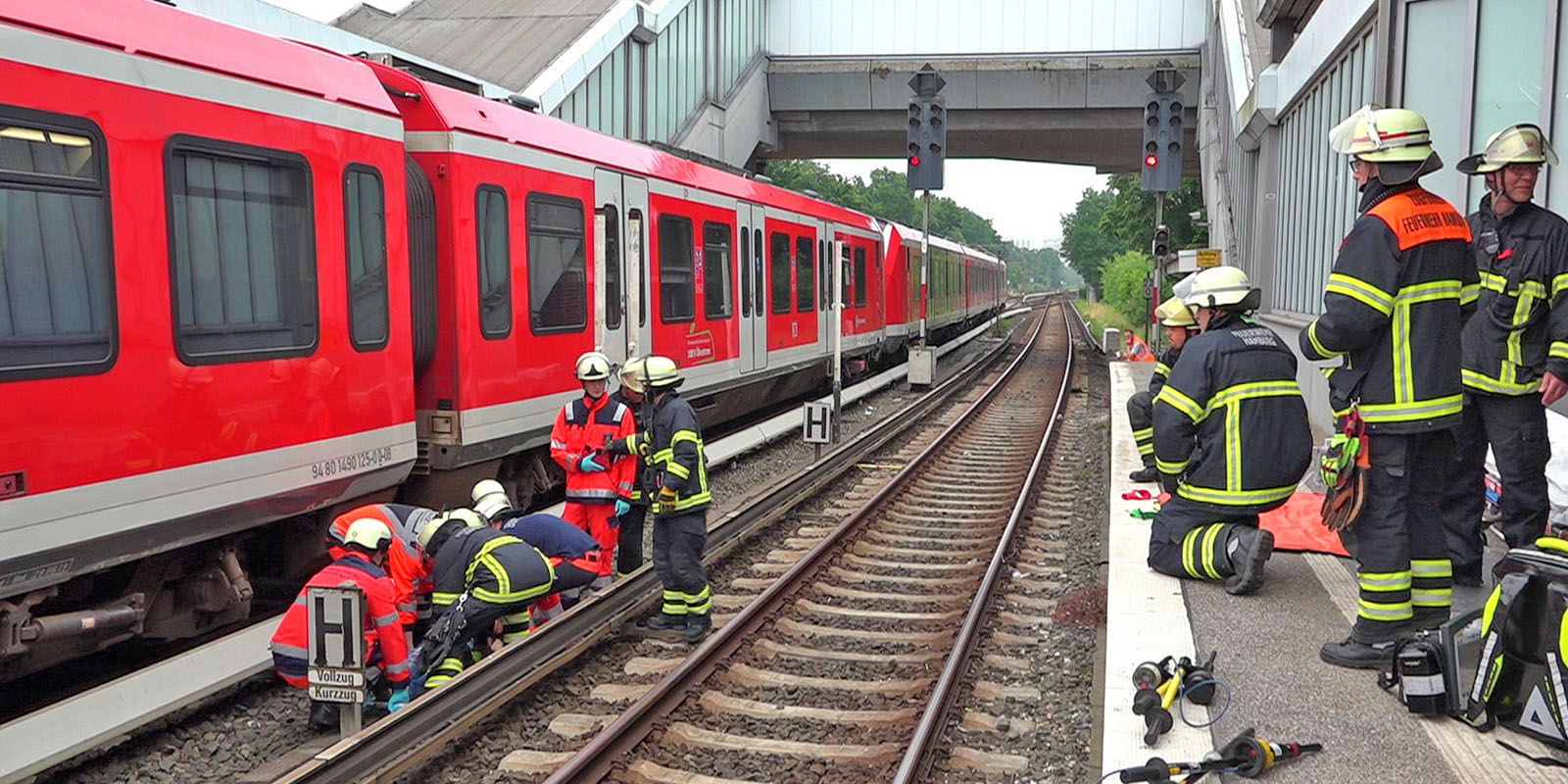 Einsatzkräfte der Feuerwehr bei der Rettungsaktion: Foto Lenthe-Medien