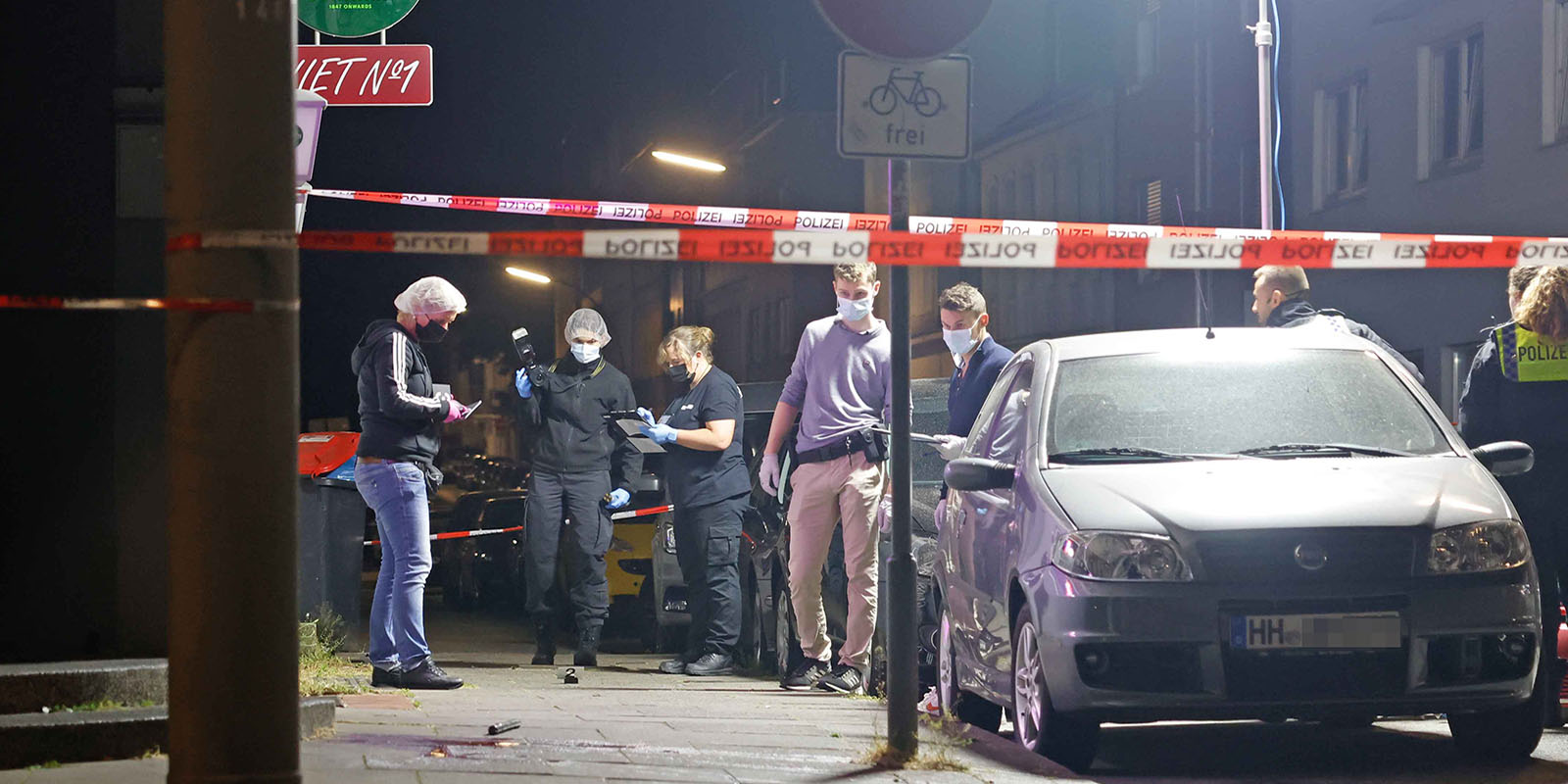 Polizisten am Tatort in der Wilhelmstraße. Foto: Lenthe-Medien