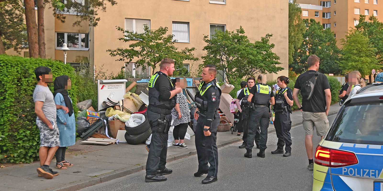 Polizisten im Einsatz am Gottschalkring. Foto: Lenthe-Medie
