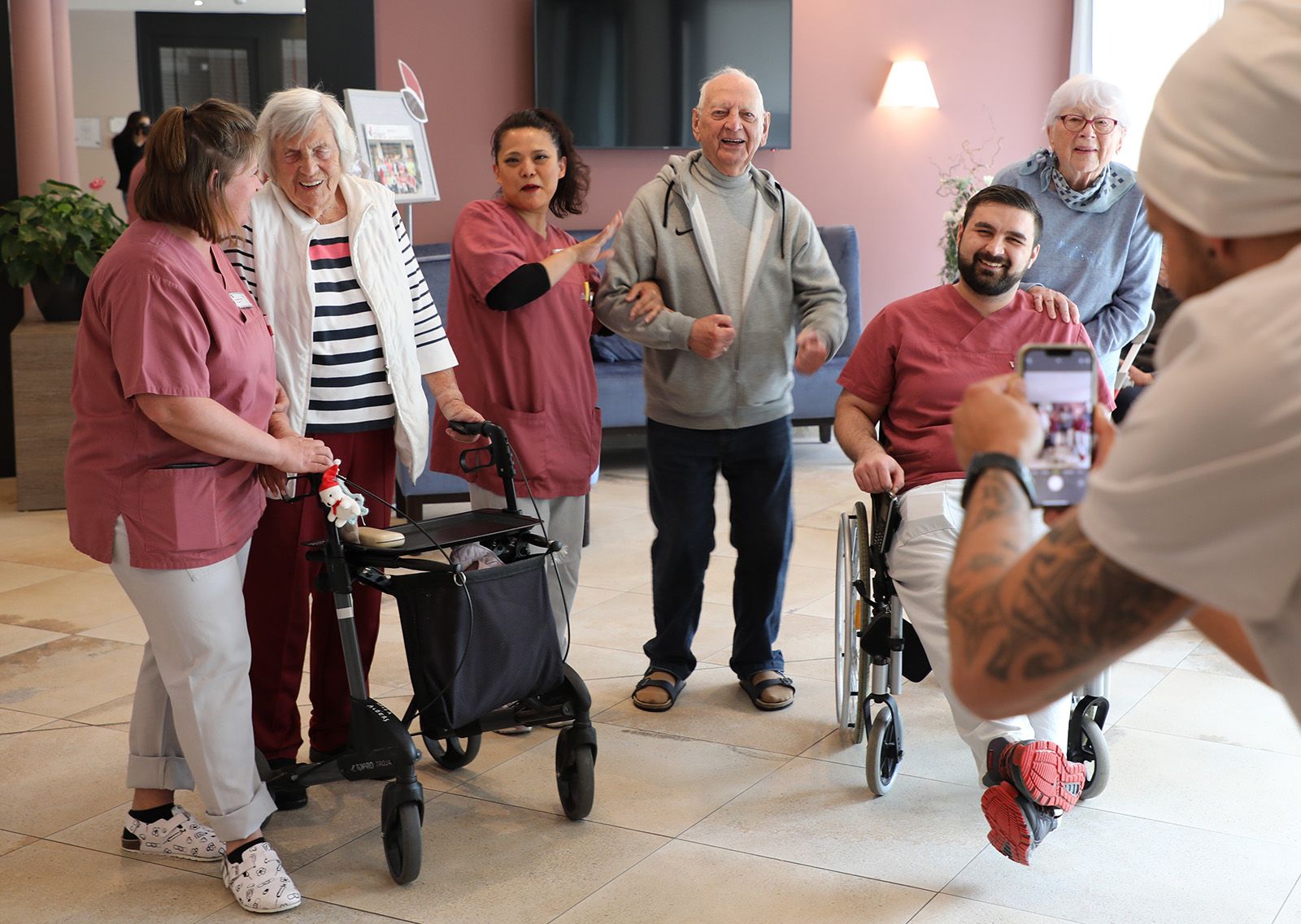 Bewohner und Team des alisea Domizils beim Dreh. Foto: pr Bewohner und Team des alisea Domizils beim Dreh. Foto: pr