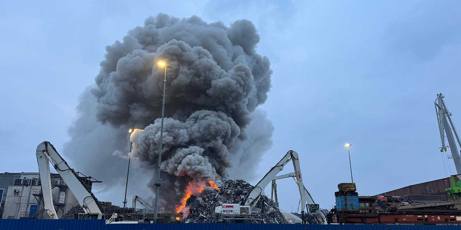Der Brandort im Harburger Hafen. Foto: Lenthe-Medien