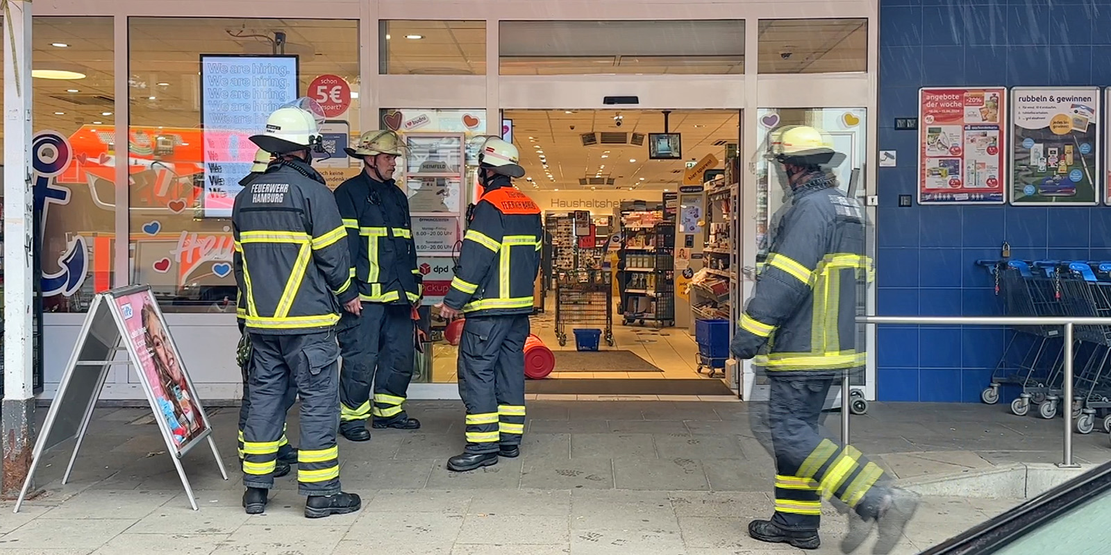 Einsatzkräfte der Feuerwehr vor der Bund-Filiale. Foto: Lenthe-Medien