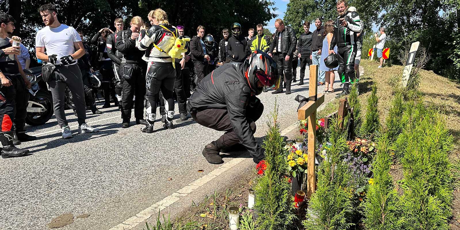 Ein Motorradfahrer legt an der Unfallstelle Blumen ab. Foto: Lenthe-Medien