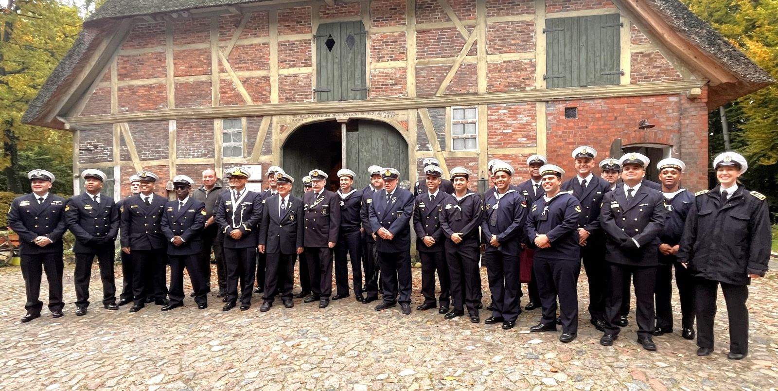 Zum Gegenbesuch wurden die Besatzungsmitglieder der Brasil von den Marinekameraden zu einem bunten Programm eingeladen. Foto: MKH