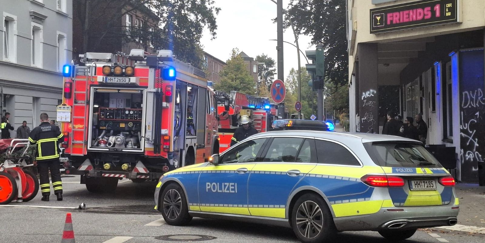 Die Feuerwehr musste am Dienstag einen Wohnungsbrand in der Neuhöfer Straße löschen. Foto: Lenthe-Medien/Manis