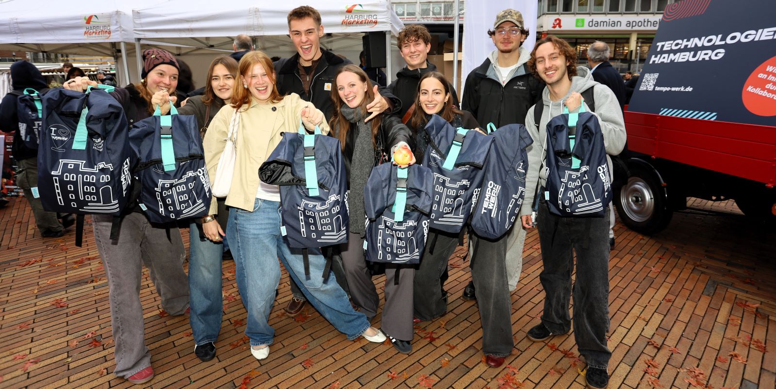 Freude über die neue Kult-Tasche: Studienbeginn auf dem Harburger Wochenmarkt. Foto: Christian Bittcher