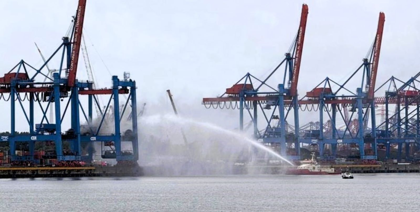 Der Rauch ist weithin sichtbar. Zur Brandbekämpfung ist auch ein Feuerlöschboot mit Wasserwerfer im Einsatz. Foto: Lenthe-Medien
