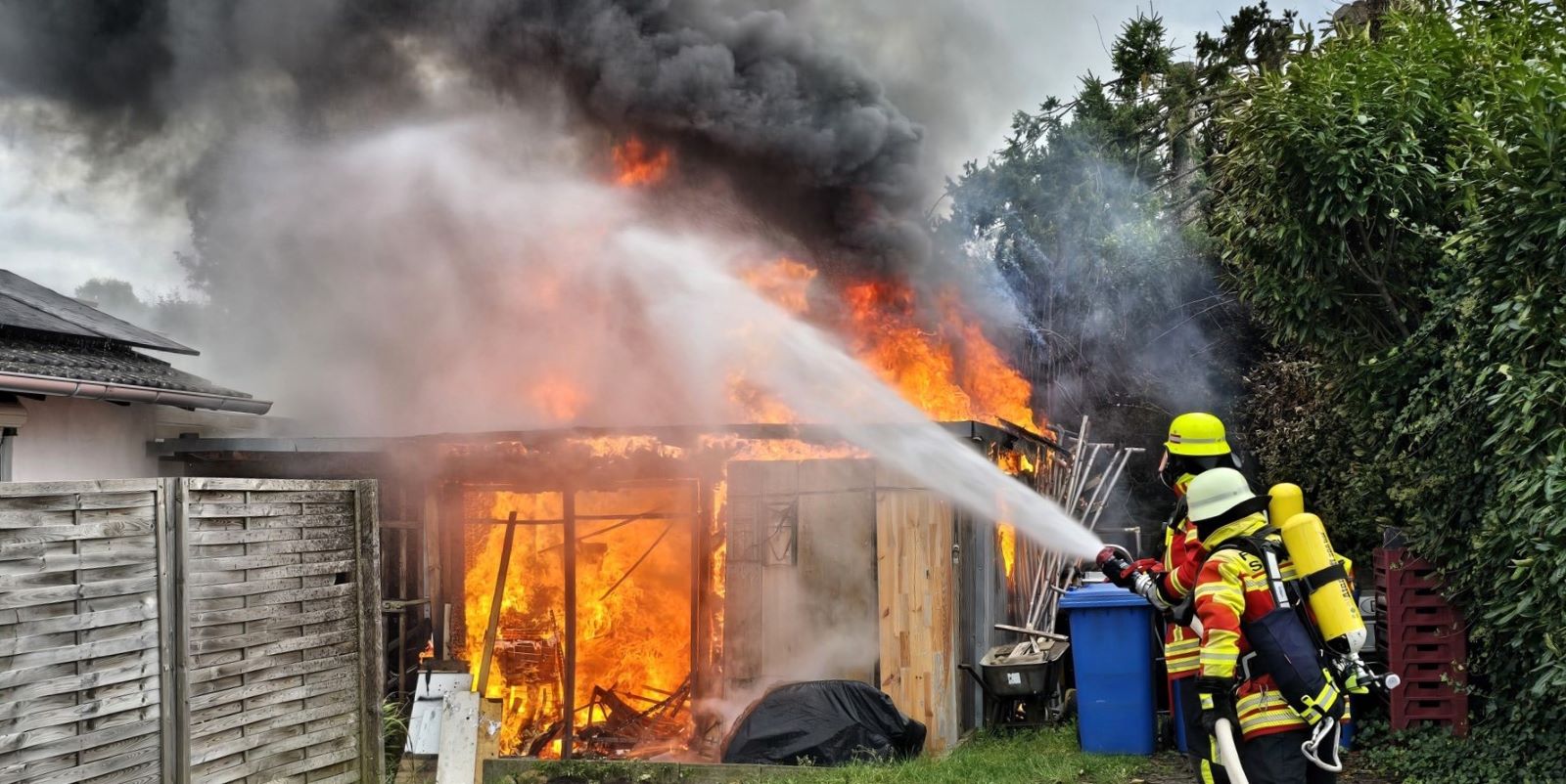 In Maschen brannte ein Schuppen an einem Wohnhaus in voller Ausdehnung. Die Feuerwehr verhinderte ein Übergreifen auf da Wohnhaus.   Foto: Feuerwehr