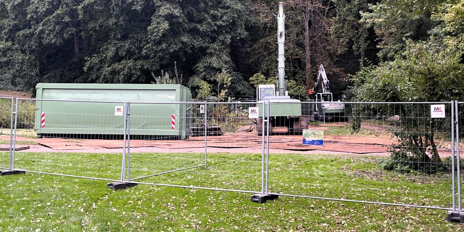 Rund im den eingezäunten Schulgartenteich ist schweres Gerät im Einsatz. Foto: Christian Bittcher