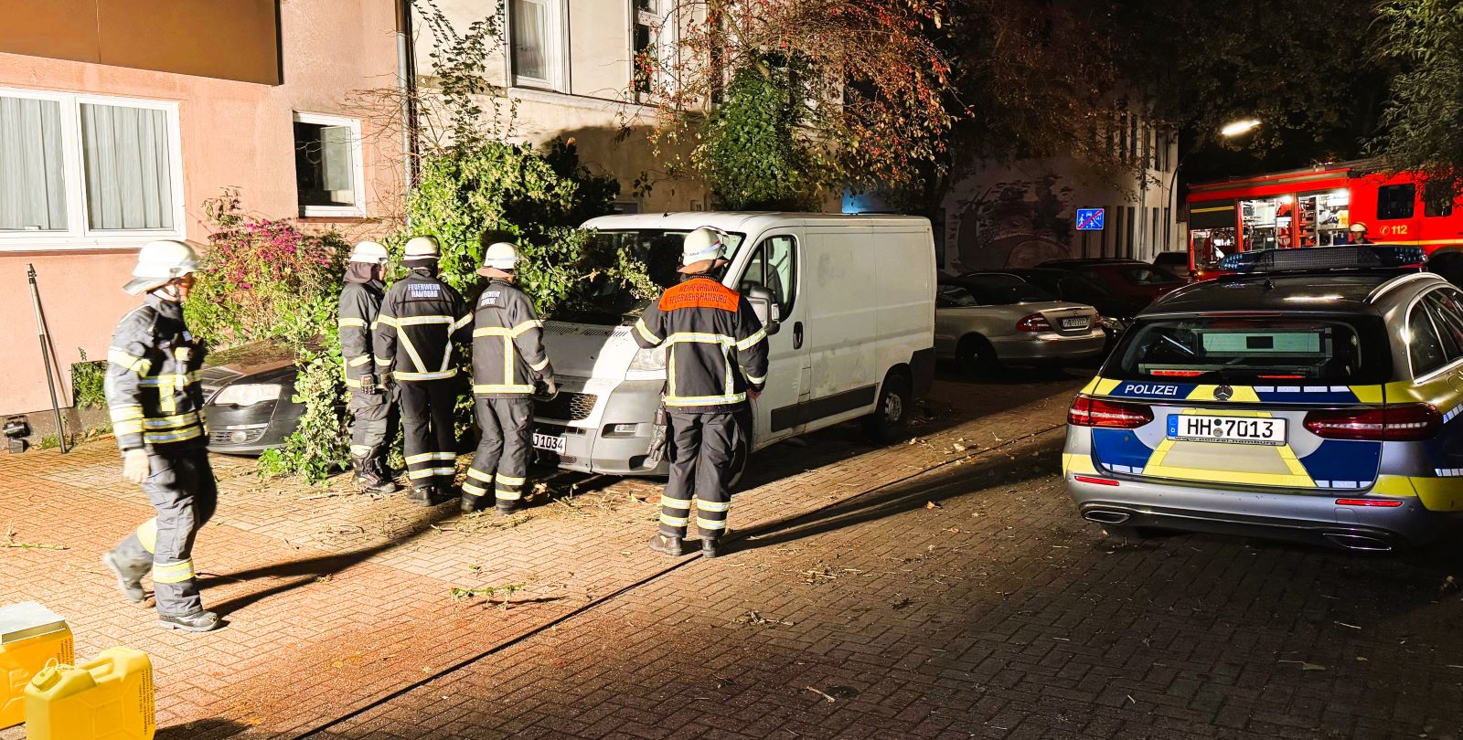 Die Hamburger Feuerwehr ist am Sonntagabend zu einem weiteren wetterbedingten Einsatz ins Phoenix-Viertel ausgerückt.  Foto: Lenthe-Medien Die Hamburger Feuerwehr ist am Sonntagabend zu einem weiteren wetterbedingten Einsatz ins Phoenix-Viertel ausgerückt.  Foto: Lenthe-Medien