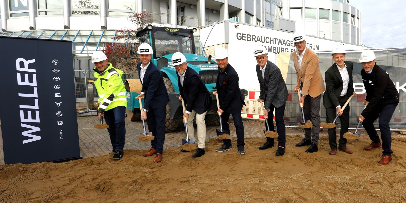 Offizieller erster Spatenstich für das neue Parkhaus am Standort Harburg des Autohauses Weller. Foto: Christian Bittcher