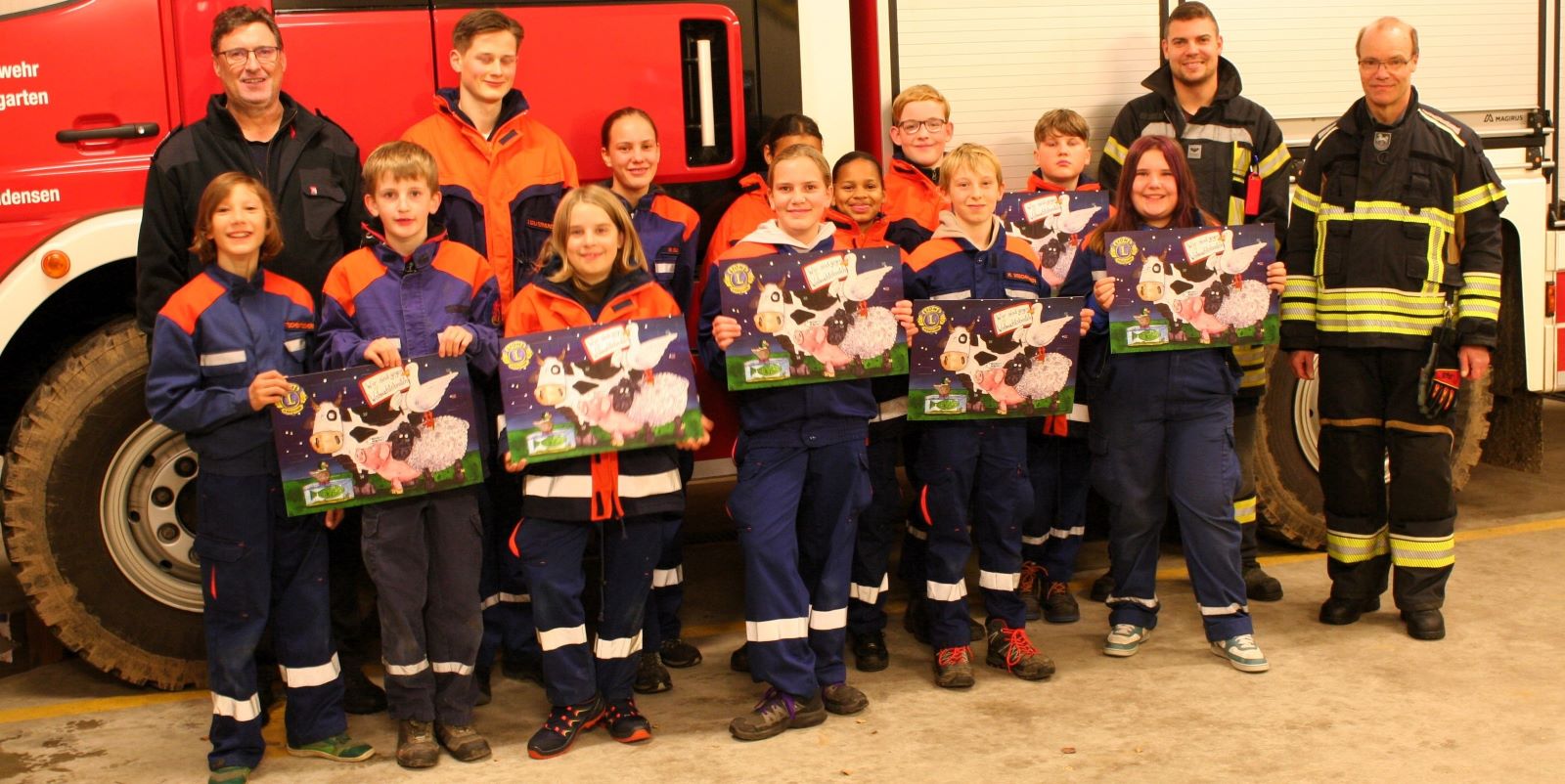 Die Aktiven der Jugendfeuerwehr Iddensen und ihre Betreuer werben für den Verkauf des Rosengarten Adventskalenders. Foto: Lothar Hillmann/Lions Club