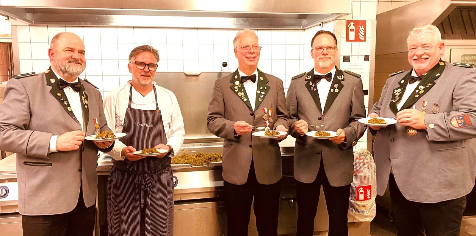 Traditionell probierten einige Knopfsergeanten bei Küchenchef Sebastian Lohmanmn den Grünkohl. Foto: Gilde/Ehlers