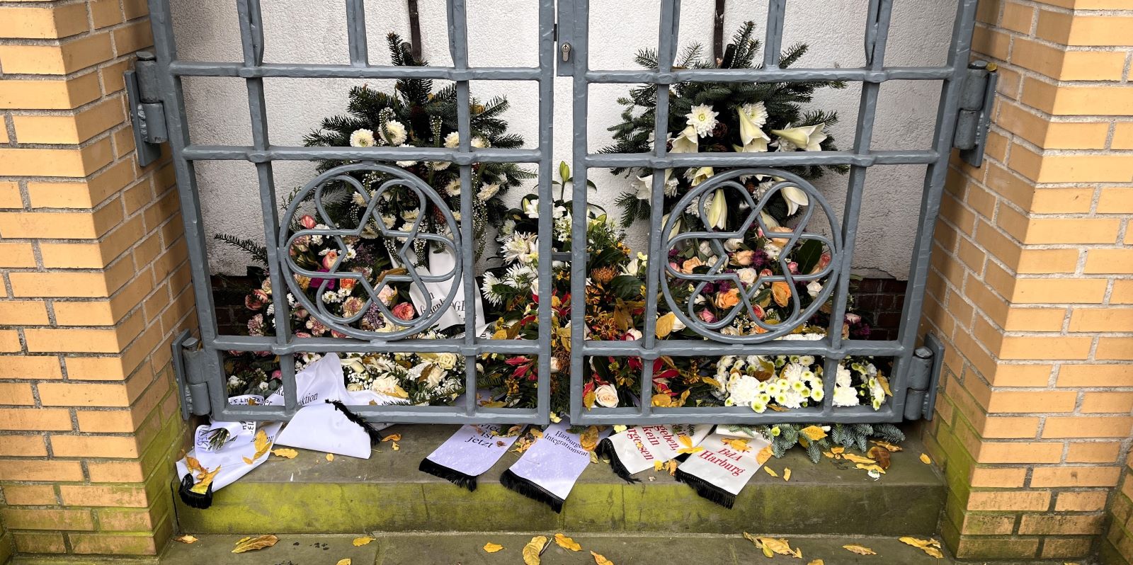 Am Synagogen-Mahnmal wurden mehrere Kränze niedergelegt. Foto: Christian Bittcher