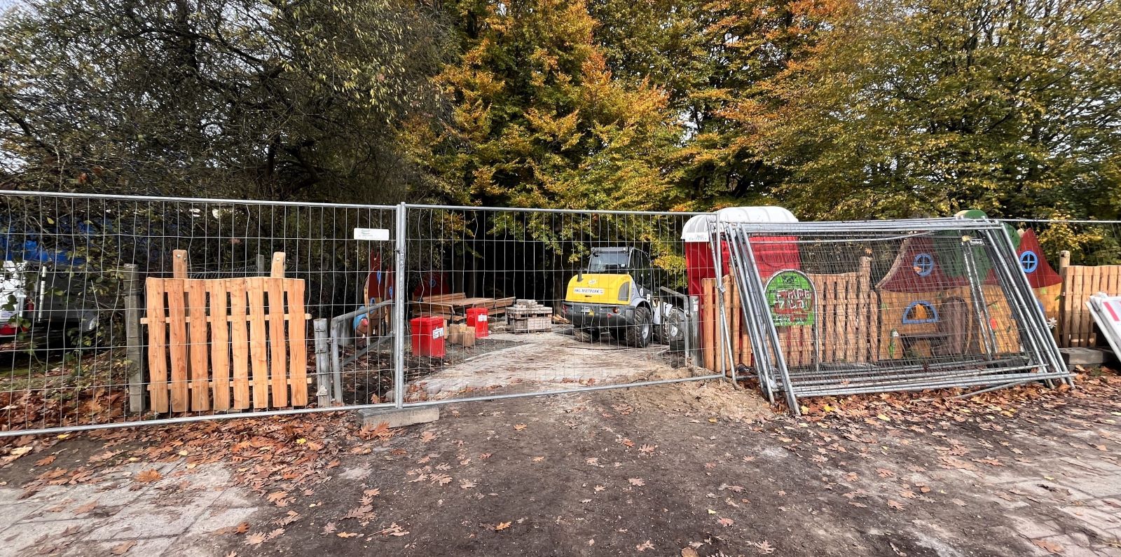 Nach  fünf Monaten Bauzeit wird der Spielplatz am Hainholzweg Donnerstag wiedereröffnet. Foto: Christian Bittcher