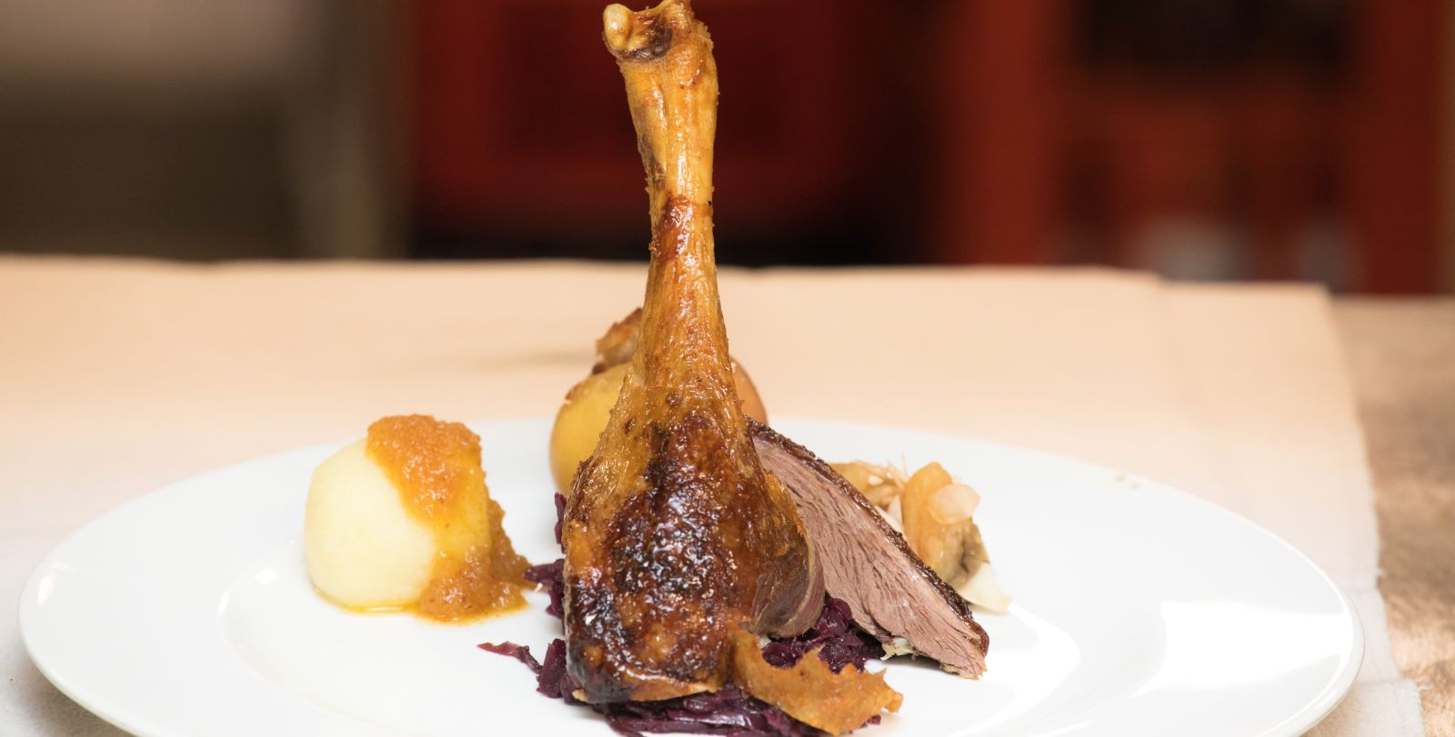 Die Traditionelle Martinsgans wird jetzt wieder im Privathotel Lindtner reserviert. Foto: zv