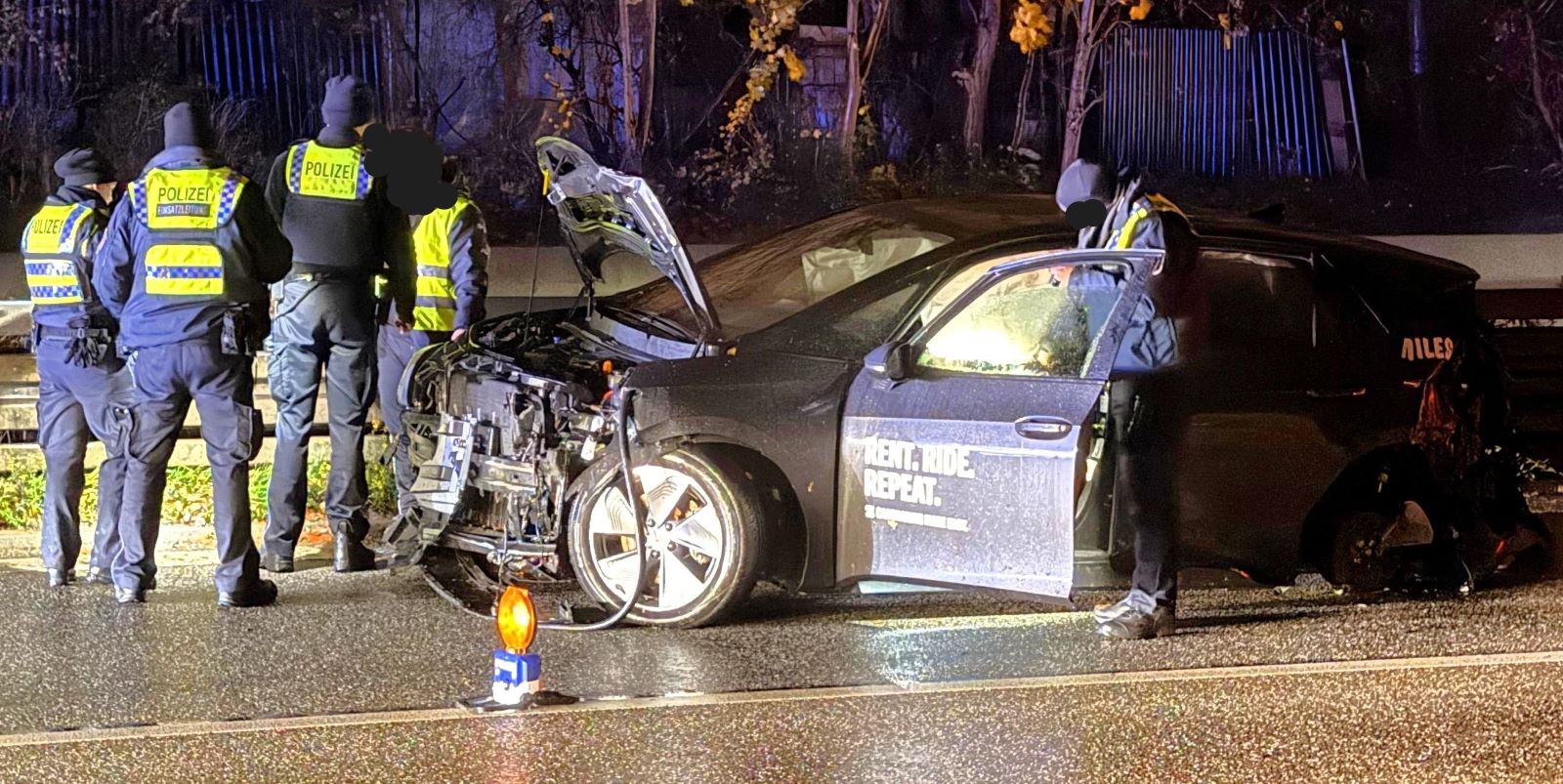 Mit Mietwagen in die Leitplanke: Rettungskräfte an der Unfallstelle auf der B75. Foto: Lenthe-Medien/Presang-Harms
