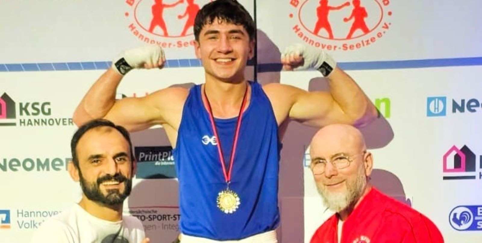 Nikolaos Kosmadakis (Mitte) beim Nord Cup zusammen mit HNT-Trainer Hasan Kiraz (links) und dem niedersächsischen Landestrainer Akhmed Dzhafarov. Foto: HNT