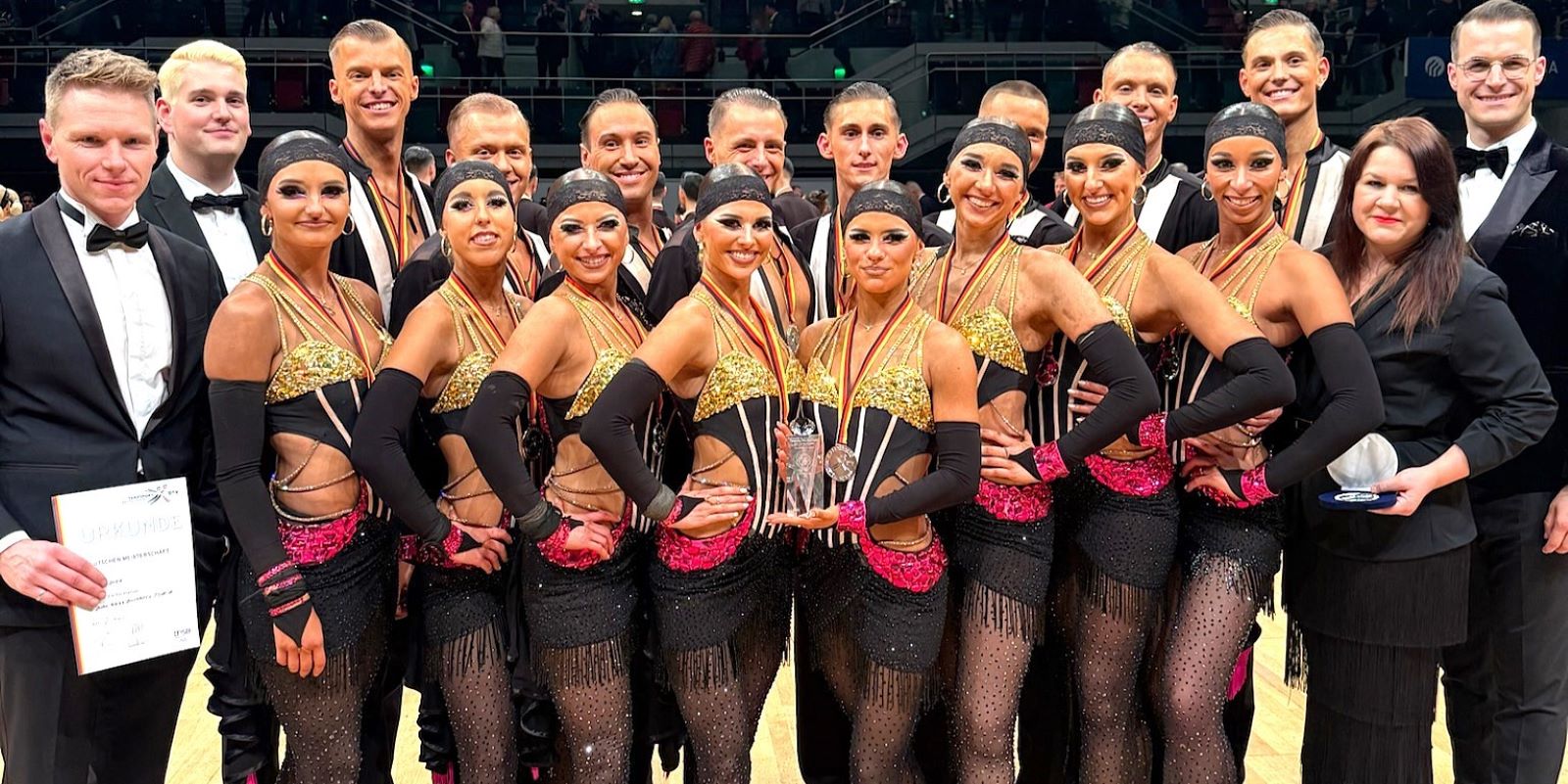 Die acht Paare der Latein-Formation von Blau-Weiss Buchholz hatten bei der Siegerehrung in der Bremer Stadthalle allen Grund, sich riesig zu freuen. Foto: Angelina Thranow