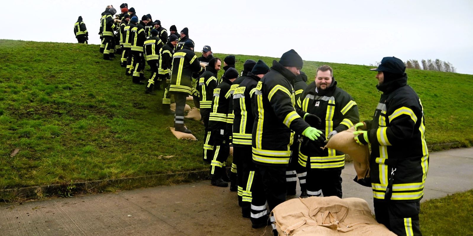 Hochwasser-Szenario: Erfolgreiche Großübung an der Elbe mit 320 Einsatzkräften