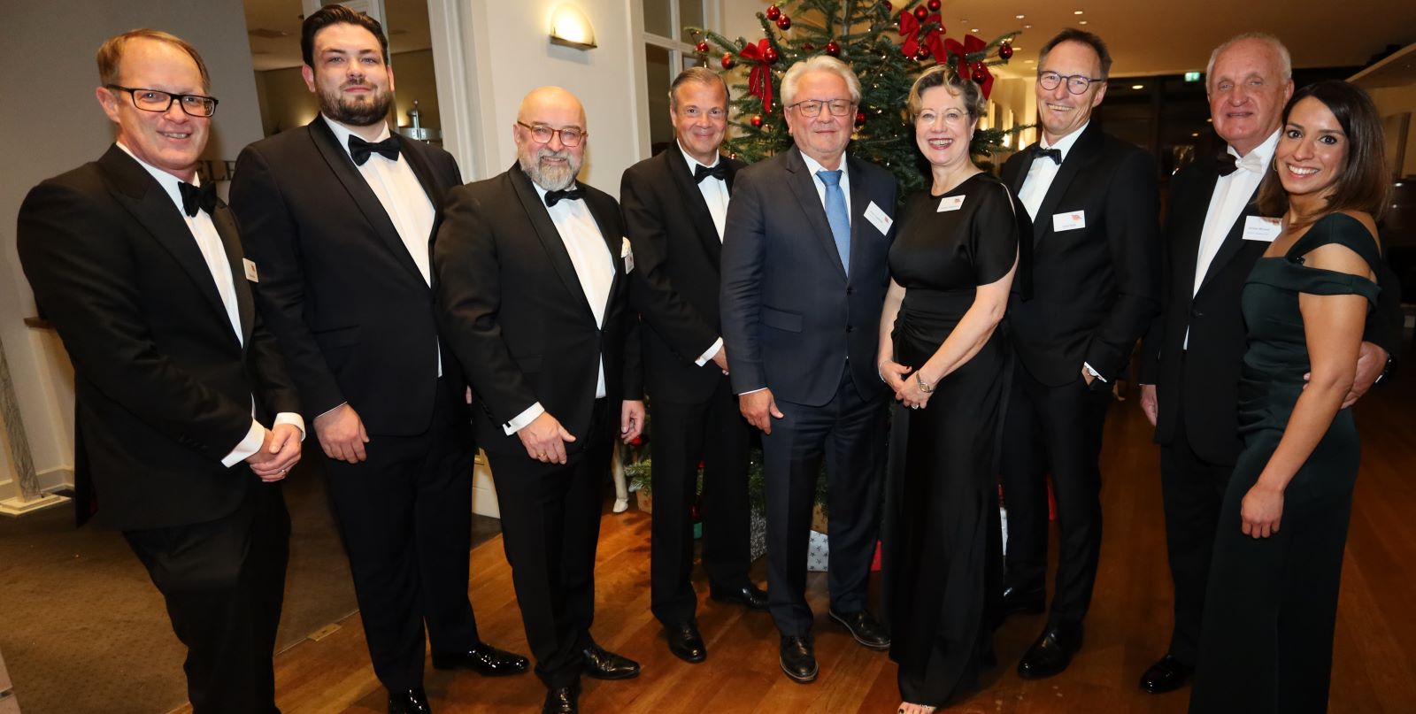 Der Vorstand des Wirtschaftsvereins begrüßt Gastredner Armin Papperger beim Wirtschaftsabend. Foto: Christian Bittcher