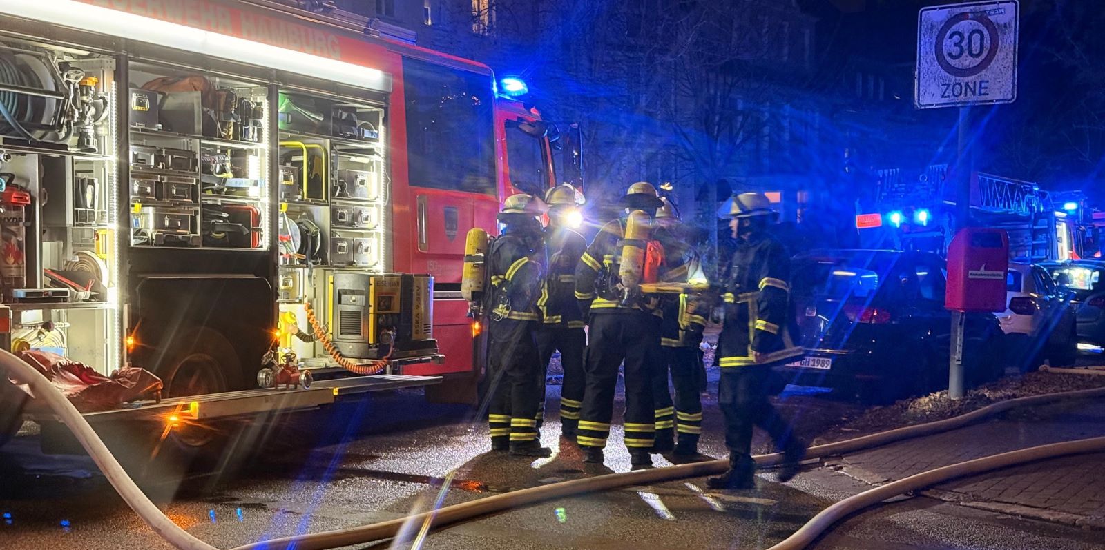 Beim Eintreffen der ersten Einsatzkräfte drang bereits dichter Rauch aus der betroffenen Wohnung in das Treppenhaus.Foto: Lenthe-Medien