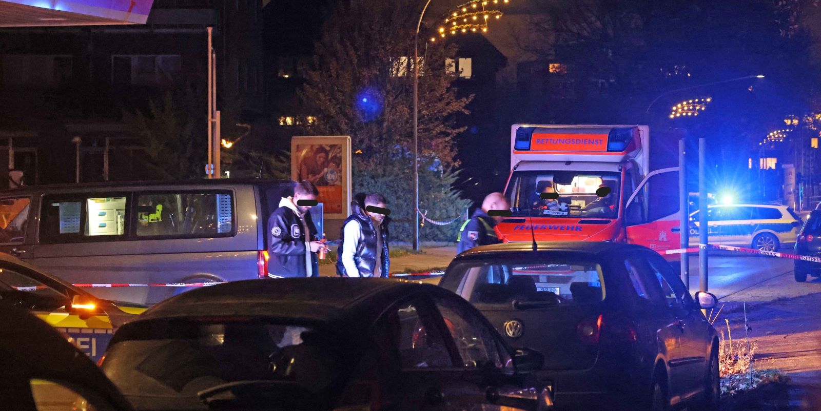 Polizeieinsatz in Meckelfeld: Ermittler sichern Spuren am Tatort auf der Glüsinger Straße. Foto: Lenthe-Medien/Reimer