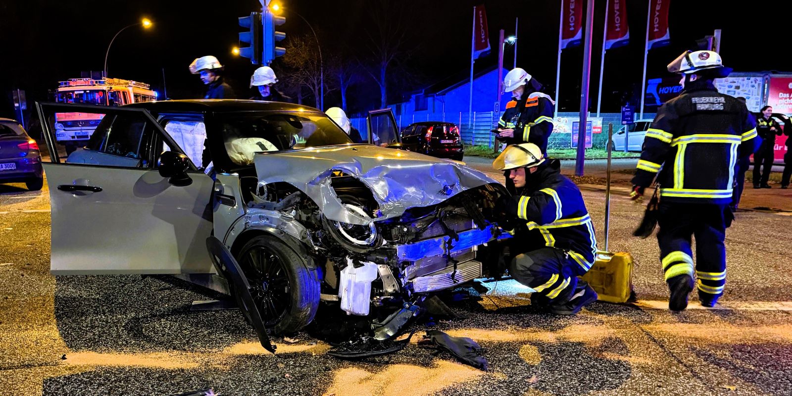Schwerer Unfall nach Rotlichtfahrt in Wilhelmsburg: Zwei Fahrer verletzt