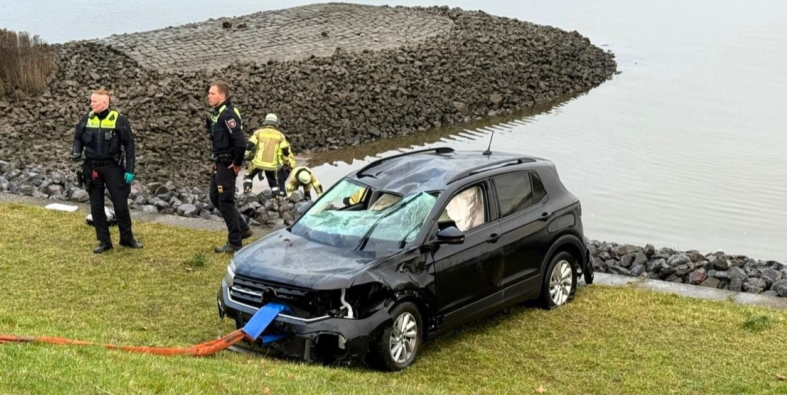 Nach Überschlag in die Elbe gerollt: 89-jähriger Mann aus halb versunkenem Auto gerettet