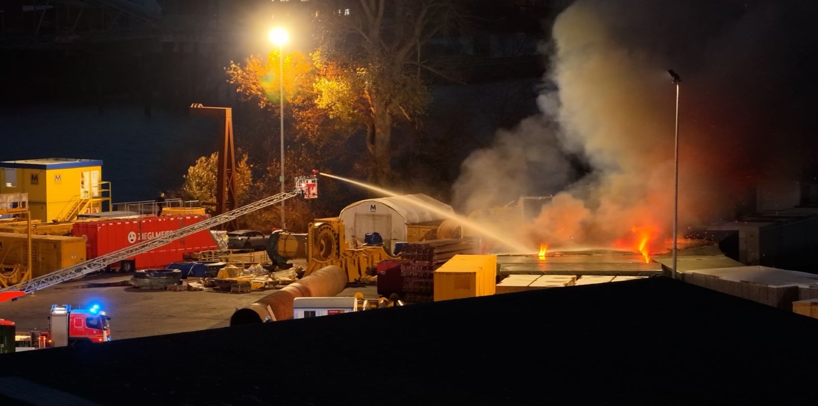 Containerbrand in Wilhelmsburg: Großaufgebot an Einsatzkräften