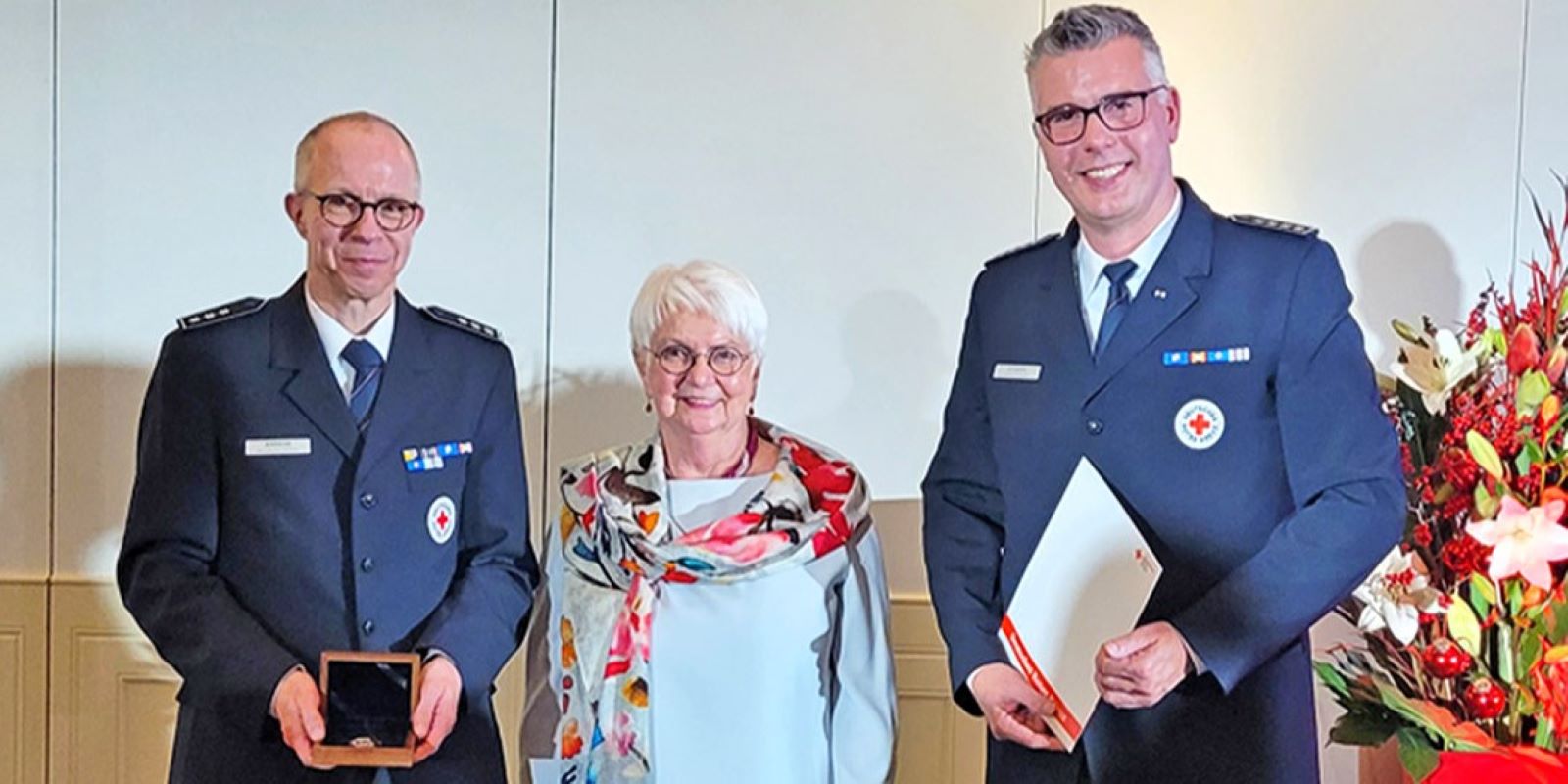 Präsidentin Gerda Hasselfeldt verleiht Harburger KIT-Team die DRK-Dankmedaille