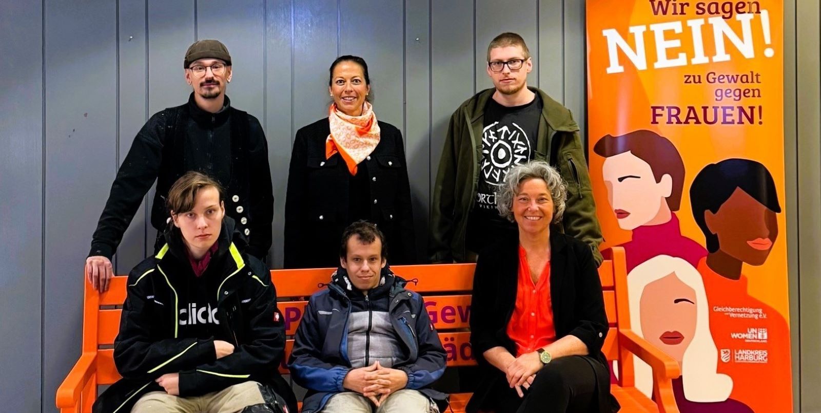 Eine orangefarbene Bank als sichtbares Zeichen gegen Gewalt und für Solidarität