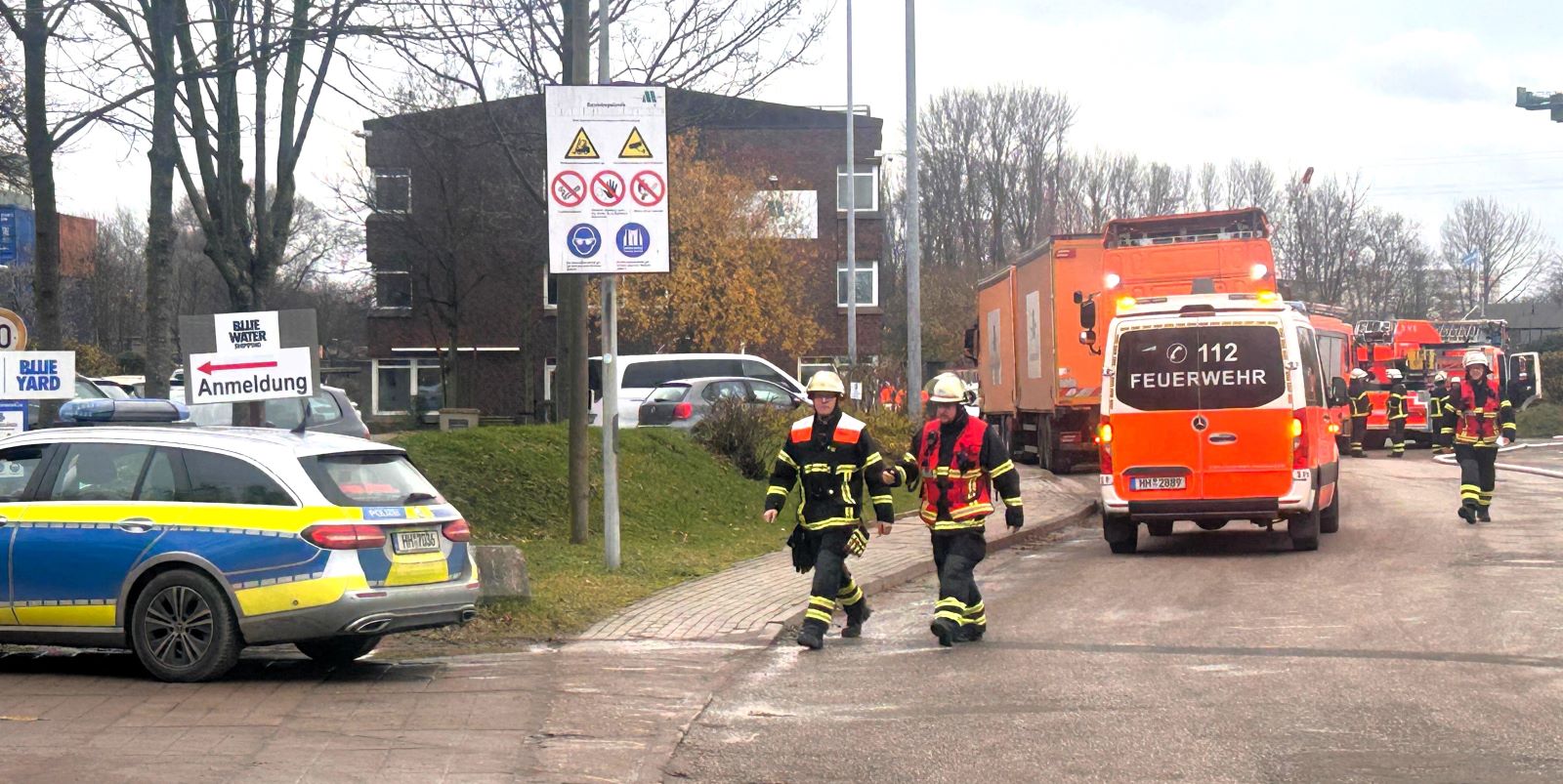 Am Mittwochmittag kam es zu einem Brand in einem Entsorgungsunternehmen am Ellerholzweg in Wilhelmsburg. Foto: Lenthe-Medien/Presang Am Mittwochmittag kam es zu einem Brand in einem Entsorgungsunternehmen am Ellerholzweg in Wilhelmsburg. Foto: Lenthe-Medien/Presang