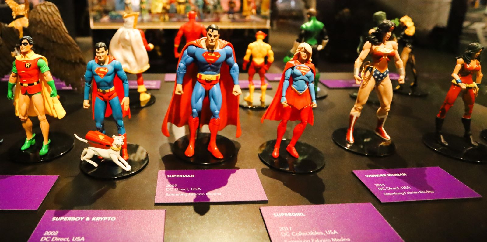 Passend zur aktuellen Ausstellung Mythos Superhelden wird im Museumsshop ein großes Sortiment zu Superman, Spiderman, Batman und Co. angeboten. Foto: AMH