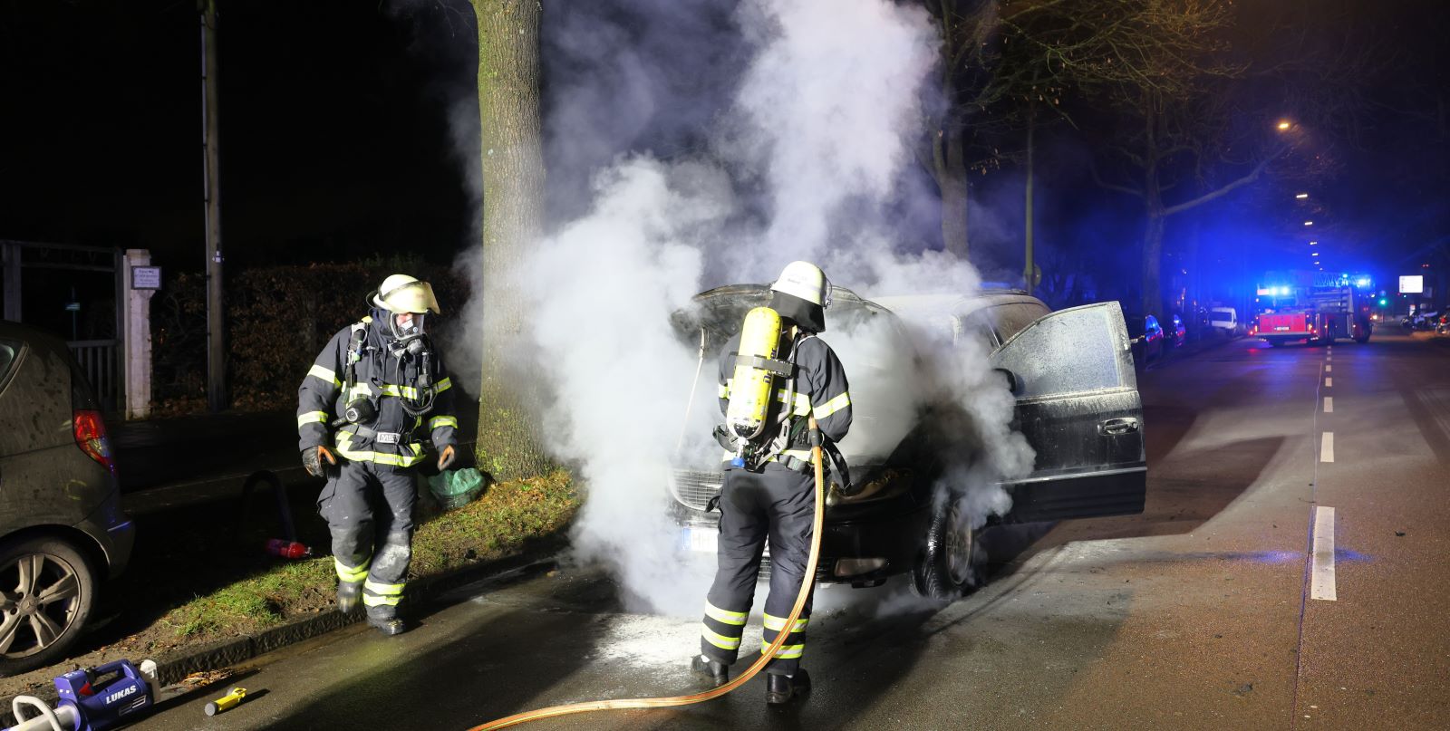 Auto brennt auf der Bremer Straße lichterloh – Aber vom Fahrer fehlt jede Spur
