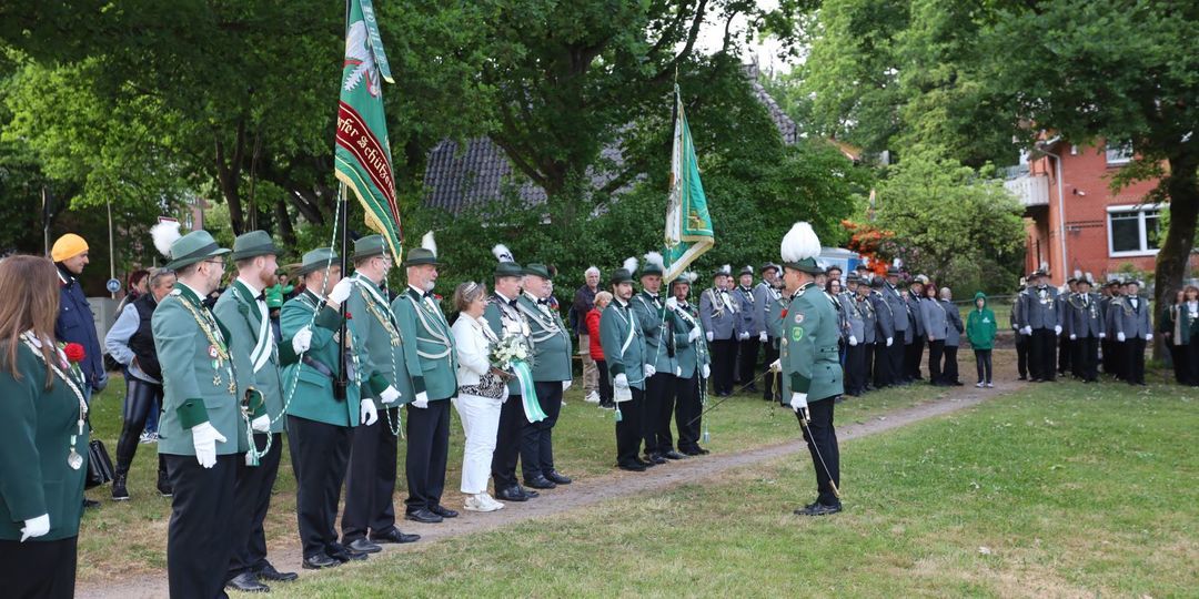 Feierliches Abendzeremoniell: Zapfenstreich für Andreas Jepp auf der Wiese im Göhlbachtal.