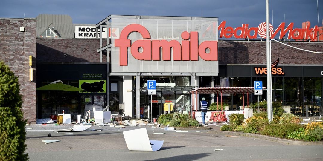 Ein Imbisswagen, der etwa 15 Meter vor dem Haupteingang des Marktes stand, wurde durch die Explosion vollständig zerstört. Foto: Lenthe-Medien