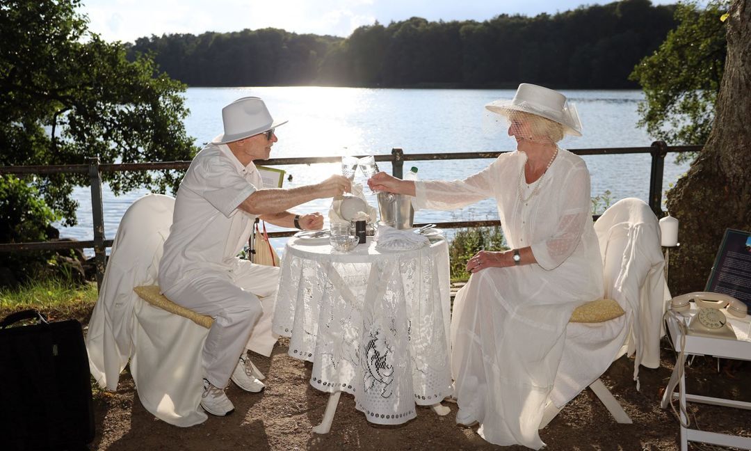 Romantik an der Außenmühle: Kay Tamm und Marion Musse stoßen auf einen wunderbaren Abend an. Foto: Christian Bittcher