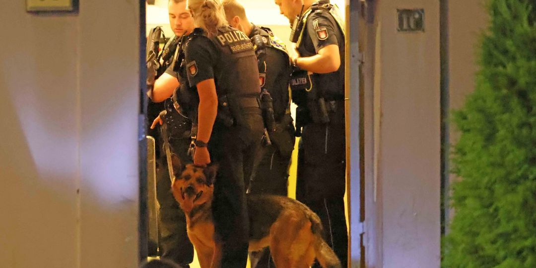 Im Rahmen des Einsatzes wurde auch eine Wohnung im Erdgeschoss des betreffenden Gebäudes durchsucht. Foto: Lenthe-Medien
