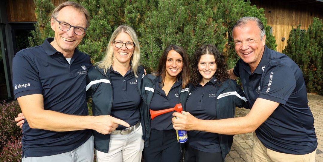 Das Organisations-Team mit Arent Bolte (v.l.), Nicole Jührend, Natascha Muthreja, Nuray Schulz und Arnold Mergell gibt mit dem Signalhorn den Startschuss zum Golfturnier. Foto: Christian Bittcher
