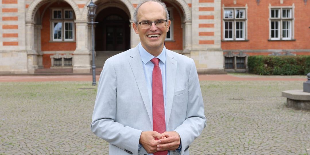 Harburgs neuer Bezirksamtsleiters Christian Carstensen freut sich auf seine erste Sprechstunde. Foto: Christian Bittcher.