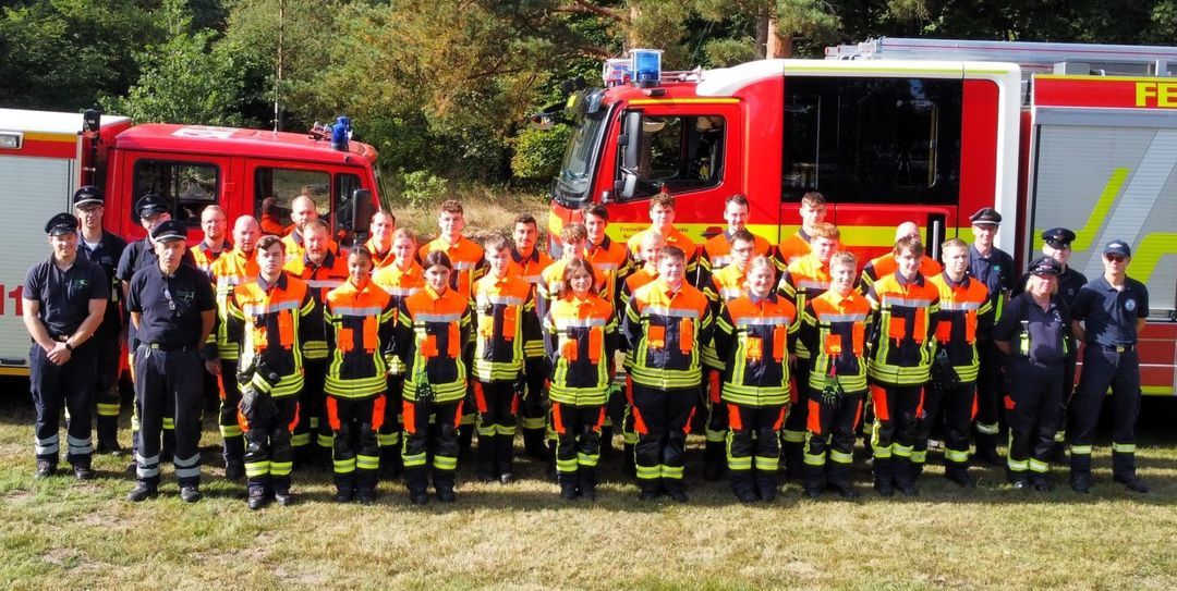 Nach einer mehrmonatigen Ausbildung haben jetzt 29 junge Feuerwehrleute aus der Gemeinde Seevetal ihre Einsatzbefähigung erhalten. Foto: Leon Halfmann, FF Maschen